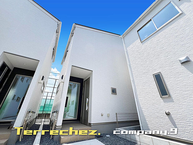 ☆現地外観写真☆Terrechez☆3号棟☆キレイな住宅街が完成☆ZEH水準省エネ住宅☆土地33坪☆「新田辺駅」徒歩12分☆ガレージ3台☆前道6m☆小・中学校まで徒歩11分圏内☆