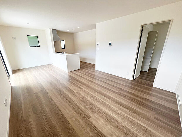 ☆大変明るいリビング☆広々した空間で家族との大切な時間をお過ごしください!!