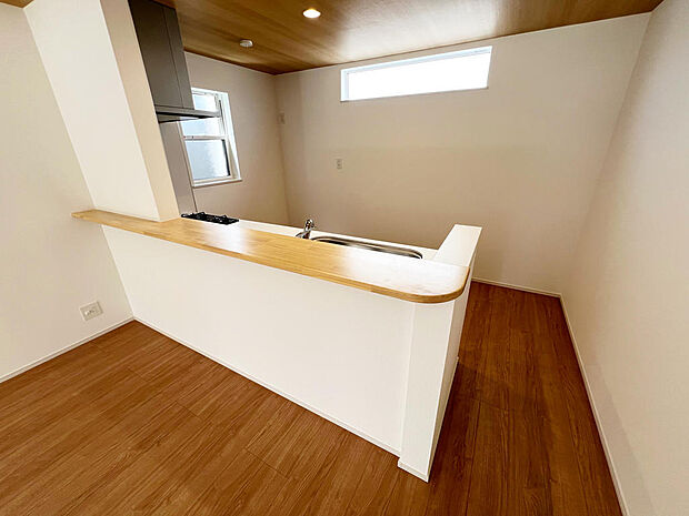 ☆大型のシステムキッチン☆対面式ですので家族と会話しながら楽しくクッキング!!