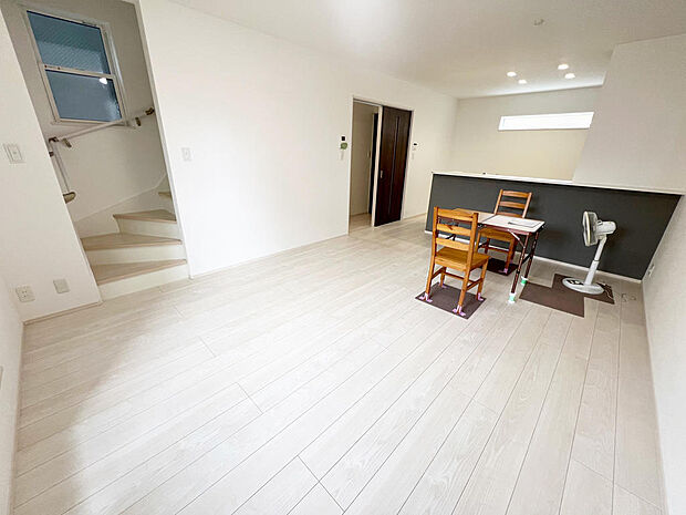 ☆大変明るいリビング☆広々した空間で家族との大切な時間をお過ごしください!!