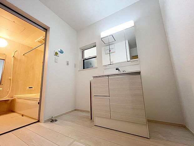 ☆白を基調とした清潔感溢れる洗面スペース☆清潔空間で気持ちよく1日の始まりを!!