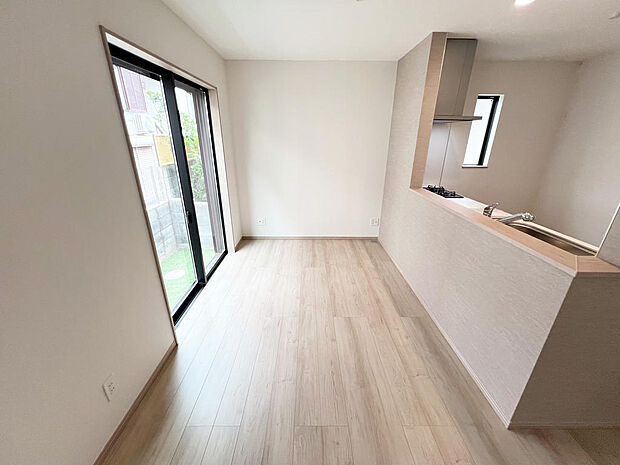 ☆大変明るいリビング☆広々した空間で家族との大切な時間をお過ごしください!!