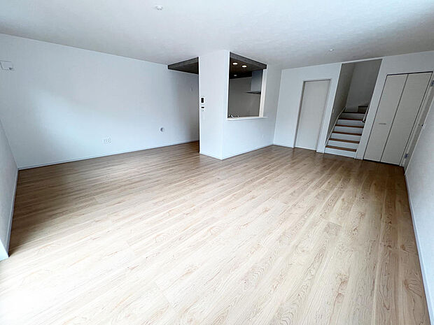 ☆大変明るいリビング☆広々した空間で家族との大切な時間をお過ごしください!!