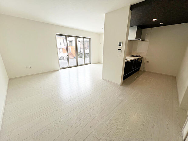 ☆大変明るいリビング☆広々した空間で家族との大切な時間をお過ごしください!!