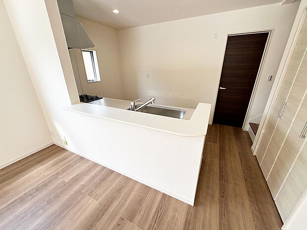 ☆大型のシステムキッチン☆対面式ですので家族と会話しながら楽しくクッキング!!