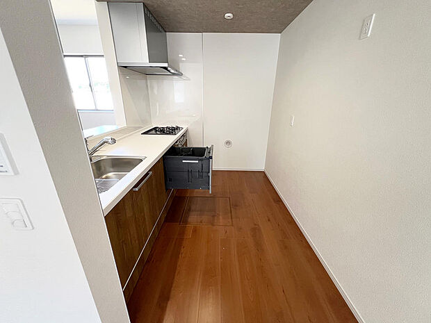 ☆大型のシステムキッチン☆対面式ですので家族と会話しながら楽しくクッキング!!