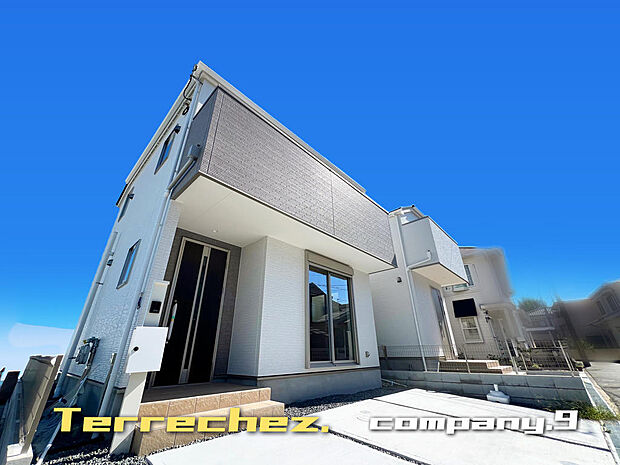 ☆現地外観写真☆Terrechez☆２号棟☆子育てに適した住環境☆土地29坪☆日当たり良好☆LDK広々17.7帖☆生活施設が充実☆WIC・食洗機☆全居室2面採光☆前道４ｍ☆