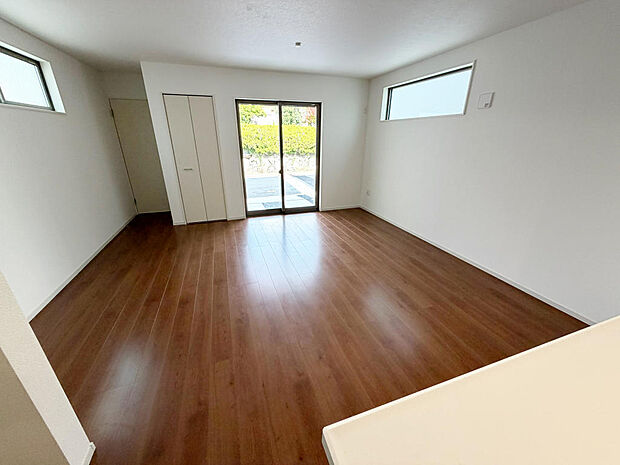 ☆大変明るいリビング☆広々した空間で家族との大切な時間をお過ごしください!!