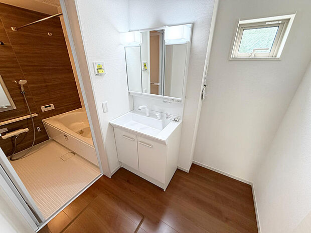 ☆白を基調とした清潔感溢れる洗面スペース☆清潔空間で気持ちよく1日の始まりを!!