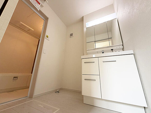 ☆白を基調とした清潔感溢れる洗面スペース☆清潔空間で気持ちよく1日の始まりを!!