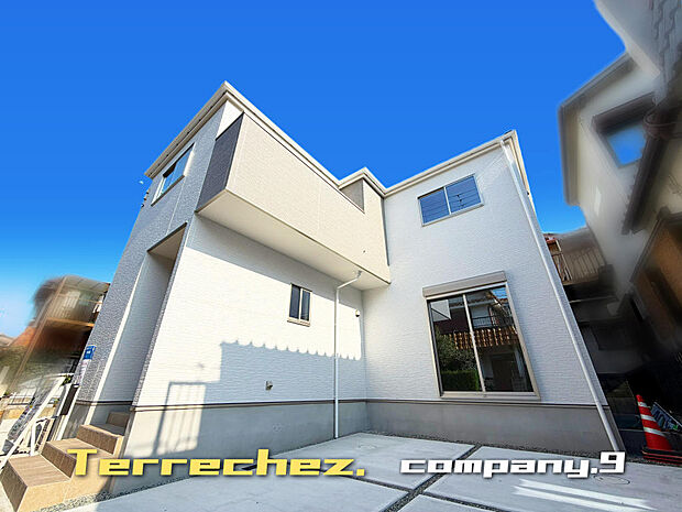 ☆現地外観写真☆Terrechez☆ほっこりとした街並☆土地30坪☆「交野市駅」徒歩13分☆車2台OK☆日当たり良好☆LDK18.7帖☆WIC・食洗機☆南面バルコニー☆前道4.7m☆