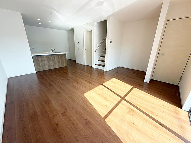 ☆大変明るいリビング☆広々した空間で家族との大切な時間をお過ごしください!!