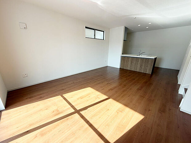 ☆大変明るいリビング☆広々した空間で家族との大切な時間をお過ごしください!!