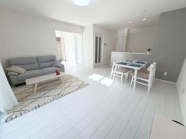 ☆大変明るいリビング☆広々した空間で家族との大切な時間をお過ごしください!!