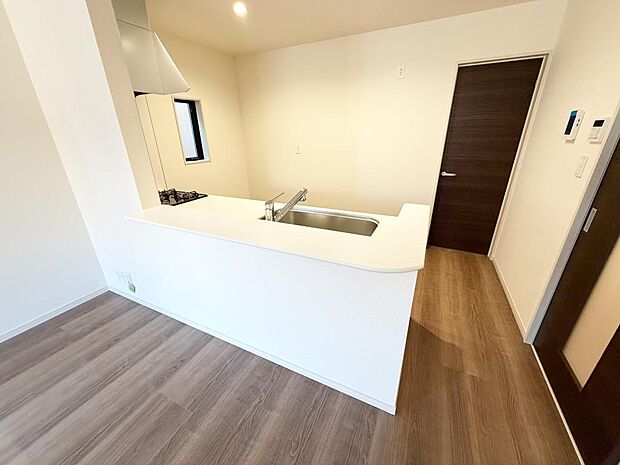 ☆大型のシステムキッチン☆対面式ですので家族と会話しながら楽しくクッキング!!