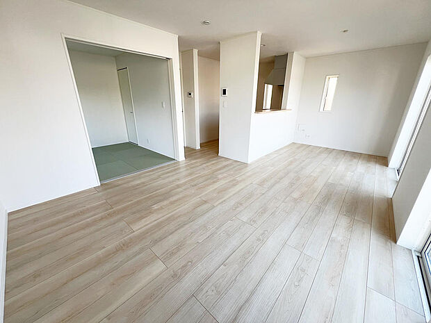 ☆大変明るいリビング☆広々した空間で家族との大切な時間をお過ごしください！！