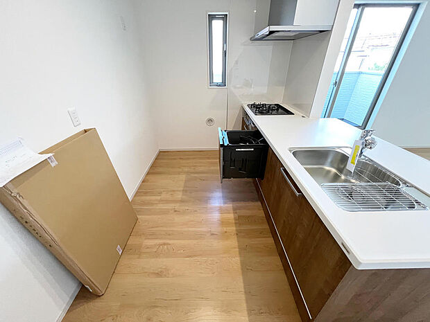 ☆大型のシステムキッチン☆対面式ですので家族と会話しながら楽しくクッキング！！