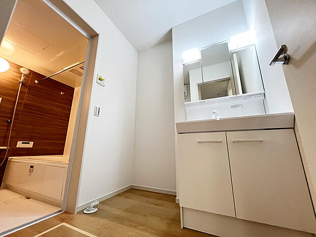 ☆白を基調とした清潔感溢れる洗面スペース☆清潔空間で気持ちよく1日の始まりを！！