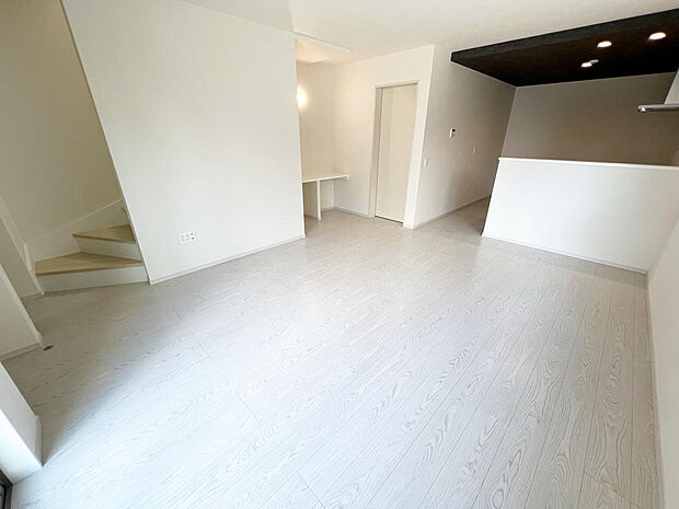 ☆大変明るいリビング☆広々した空間で家族との大切な時間をお過ごしください！！