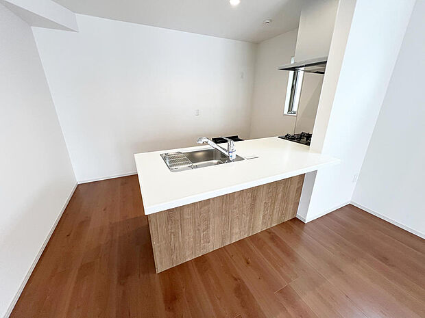 ☆大型のシステムキッチン☆対面式ですので家族と会話しながら楽しくクッキング！！