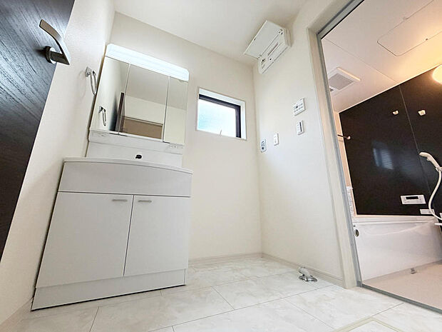 ☆白を基調とした清潔感溢れる洗面スペース☆清潔空間で気持ちよく1日の始まりを！！