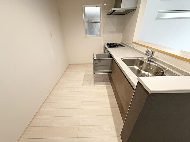 ☆大型のシステムキッチン☆対面式ですので家族と会話しながら楽しくクッキング！！