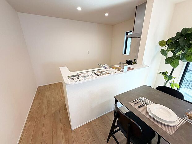 ☆大型のシステムキッチン☆対面式ですので家族と会話しながら楽しくクッキング!!