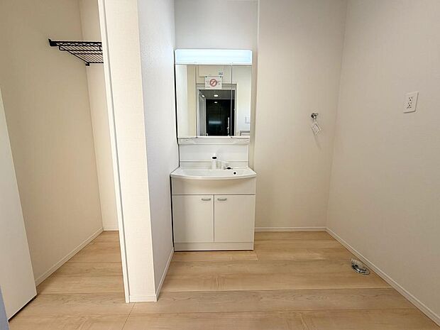 ☆白を基調とした清潔感溢れる洗面スペース☆清潔空間で気持ちよく1日の始まりを！！