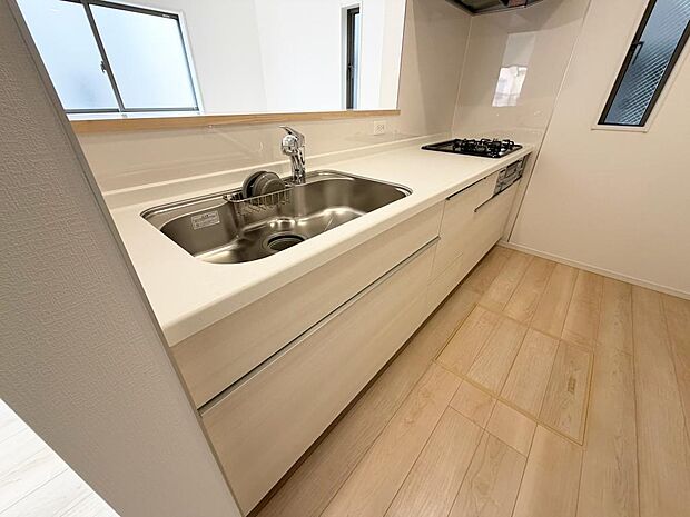 ☆大型のシステムキッチン☆対面式ですので家族と会話しながら楽しくクッキング！！