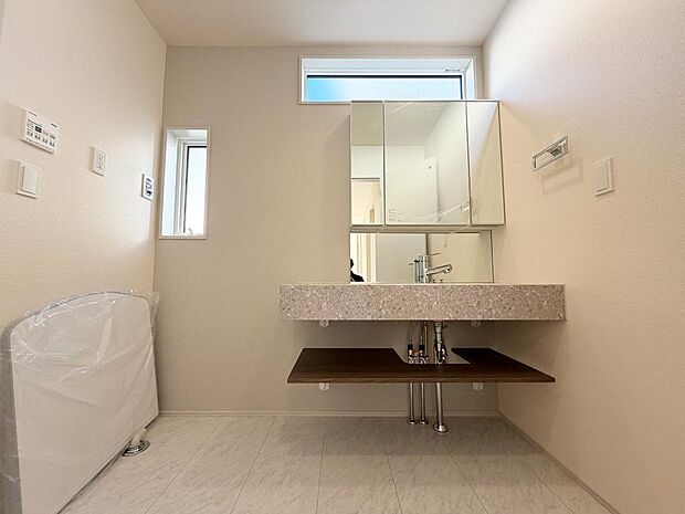 ☆白を基調とした清潔感溢れる洗面スペース☆清潔空間で気持ちよく1日の始まりを！！