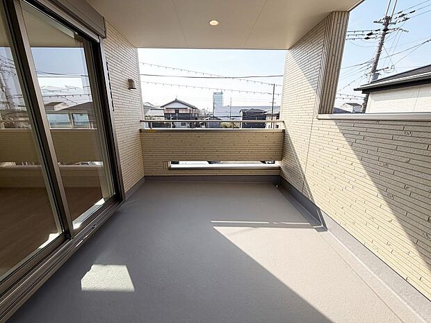 ☆インナーバルコニー☆テーブルを置いてティータイムもいいかも！雨の日も安心！！