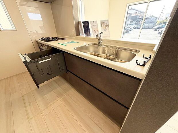 ☆大型のシステムキッチン☆対面式ですので家族と会話しながら楽しくクッキング！！