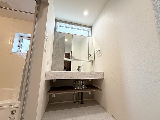 ☆白を基調とした清潔感溢れる洗面スペース☆清潔空間で気持ちよく1日の始まりを！！