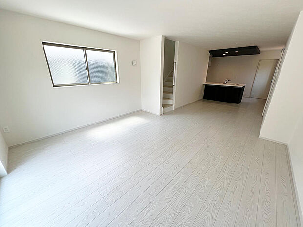 ☆大変明るいリビング☆広々した空間で家族との大切な時間をお過ごしください!!