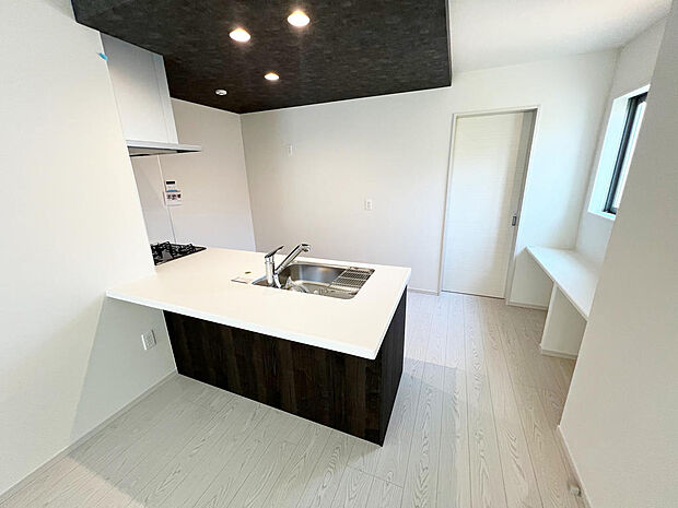 ☆大型のシステムキッチン☆対面式ですので家族と会話しながら楽しくクッキング!!