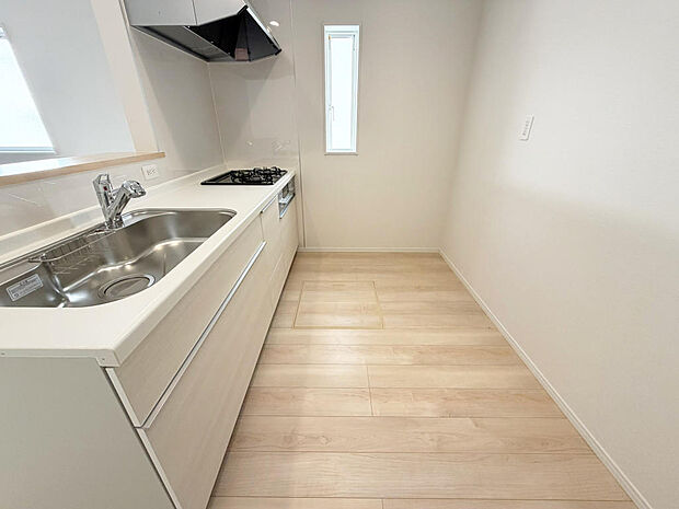 ☆大型のシステムキッチン☆対面式ですので家族と会話しながら楽しくクッキング!!