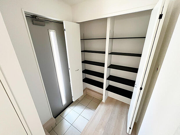 ☆大型シューズクローゼットがあります☆便利です!!