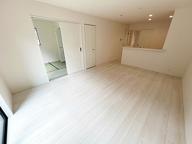 ☆大変明るいリビング☆広々した空間で家族との大切な時間をお過ごしください!!