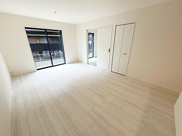 ☆大変明るいリビング☆広々した空間で家族との大切な時間をお過ごしください!!