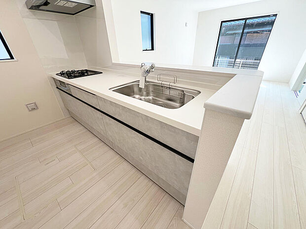 ☆大型のシステムキッチン☆対面式ですので家族と会話しながら楽しくクッキング!!