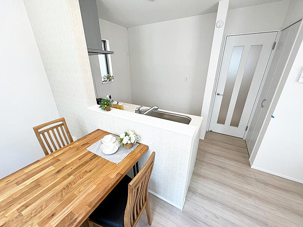 ☆大型のシステムキッチン☆対面式ですので家族と会話しながら楽しくクッキング!!