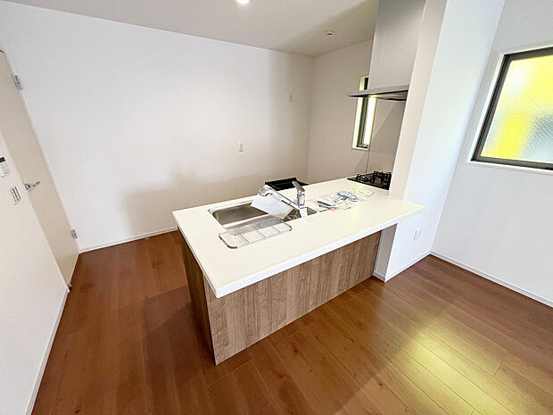 ☆大型のシステムキッチン☆対面式ですので家族と会話しながら楽しくクッキング!!