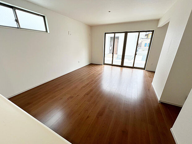 ☆大変明るいリビング☆広々した空間で家族との大切な時間をお過ごしください!!