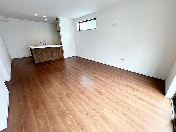 ☆大変明るいリビング☆広々した空間で家族との大切な時間をお過ごしください!!