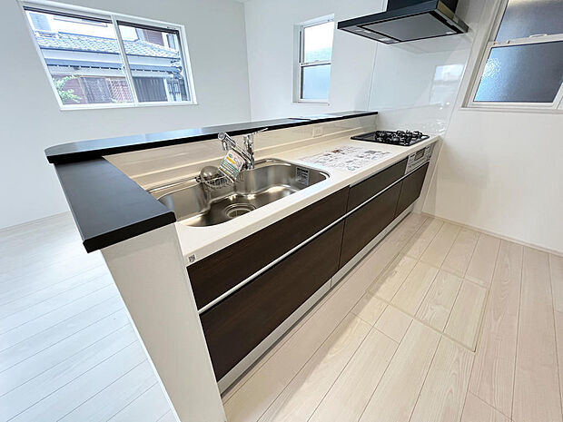 ☆大型のシステムキッチン☆対面式ですので家族と会話しながら楽しくクッキング!!