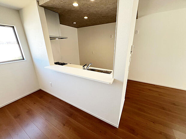 ☆大型のシステムキッチン☆対面式ですので家族と会話しながら楽しくクッキング!!