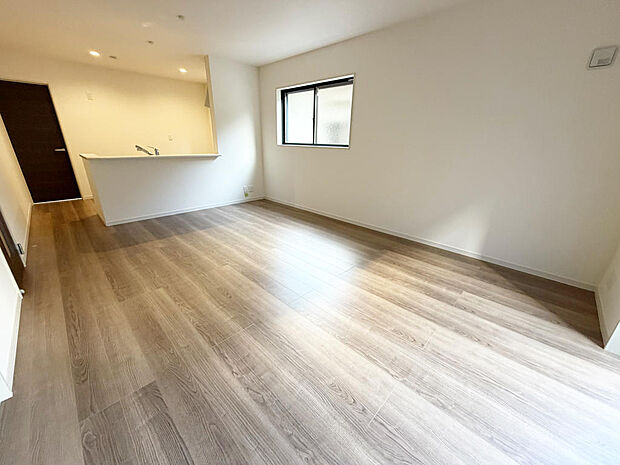 ☆大変明るいリビング☆広々した空間で家族との大切な時間をお過ごしください!!