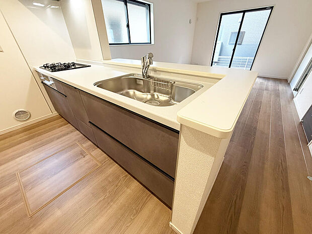 ☆大型のシステムキッチン☆対面式ですので家族と会話しながら楽しくクッキング!!