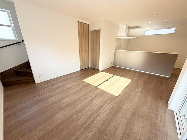 ☆大変明るいリビング☆広々した空間で家族との大切な時間をお過ごしください!!