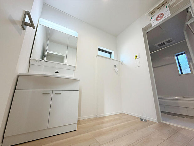 ☆白を基調とした清潔感溢れる洗面スペース☆清潔空間で気持ちよく1日の始まりを!!